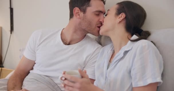 ベッドルームでコーヒー カップル ロマンスで結びついています ティー 健康的な関係での関係 家庭での愛と結婚へのコミットメントでベッドにいる男性と女性 — ストック動画