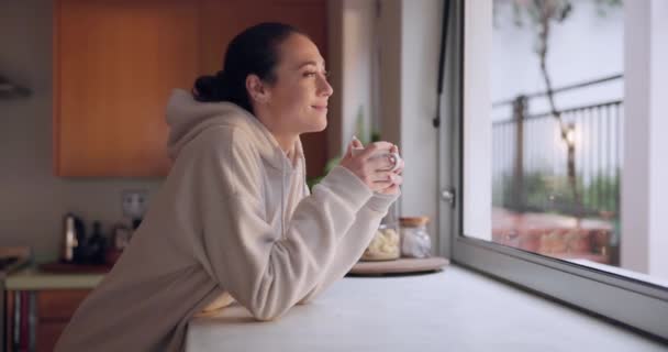 Frau Kaffeetasse Und Denken Küchenfenster Zuhause Und Lächeln Für Glückliche — Stockvideo