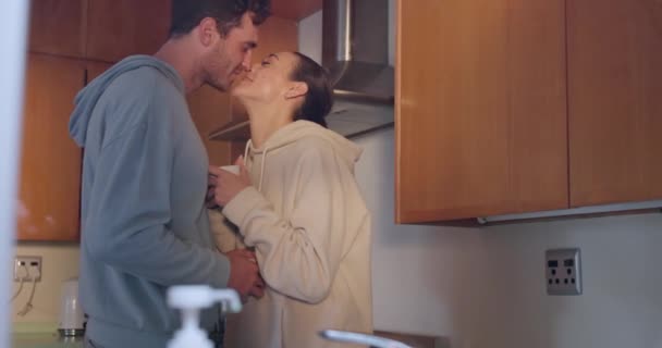 Para Pocałunek Uścisk Kuchni Miłość Intymny Romans Troską Więzi Szczęśliwy — Wideo stockowe