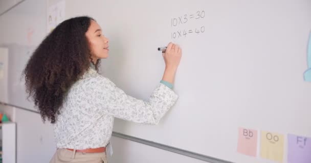 女性教師 数学の執筆とボード 教育キャリア ノート プレゼンテーションに満足しています ペンの女性 学習の専門家 問題解決または開発のための挑戦 — ストック動画