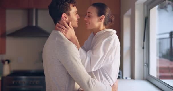 Knuffel Liefde Koppel Praten Keuken Voor Romantiek Zorg Een Hechte — Stockvideo