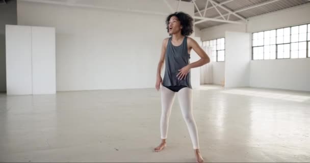 スタジオ ダンサー 女性トレーニング トレーニング バーンアウト 現代アーティスト パフォーマンスの練習 疲れ果てた 呼吸する才能を持つ人 フィットネスと創造性 — ストック動画