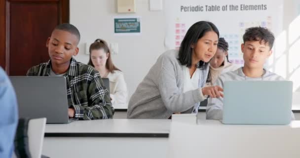 Вчитель Студенти Наука Ноутбук Класі Навчанням Освітою Інноваціями Технологіями Поясніть — стокове відео