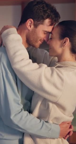 Czoło Miłość Lub Para Przytulają Się Kuchni Dla Romantyzmu Opieki — Wideo stockowe
