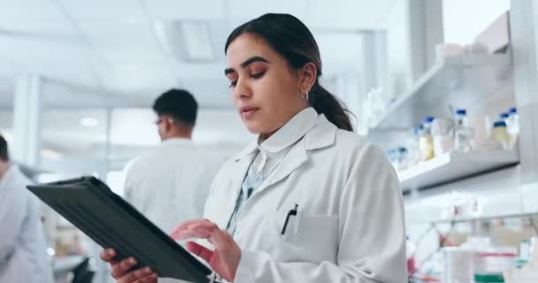 Pensée Comprimé Scientifique Femme Dans Laboratoire Avec Recherche Données Ligne — Video