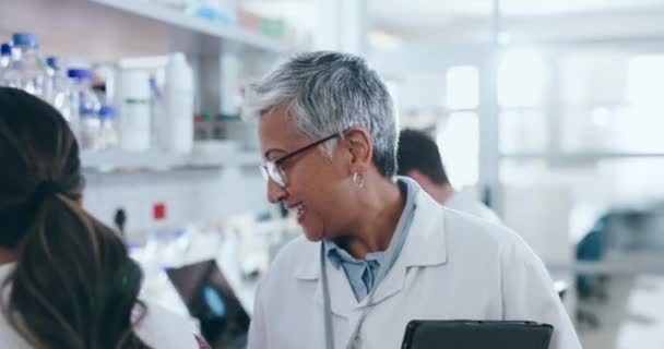 Bilim Akıl Hocalığı Araştırma Laboratuvardaki Insanlarla Birlikte Öğrenme Tıbbi Aşı — Stok video