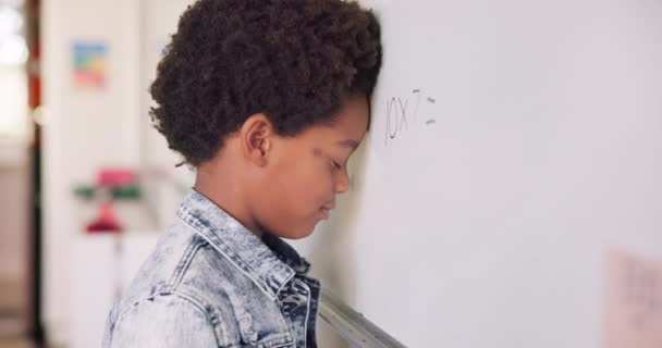 Classe Matematica Bambino Triste Bordo Istruzione Apprendimento Soluzione Dei Problemi — Video Stock