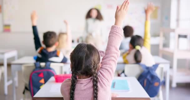 Tanulás Kérdés Kéz Felvetett Lány Osztályteremben Oktatás Vita Tudás Segítség — Stock videók