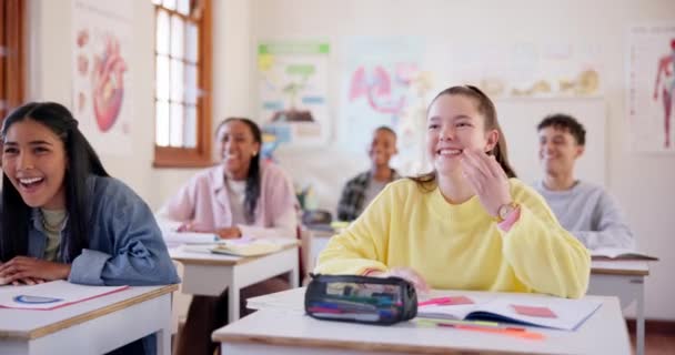 Szkoła Uśmiech Przyjaciele Ucznia Śmiejący Się Zajęciach Podczas Wspólnej Lekcji — Wideo stockowe
