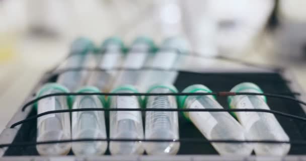 用于试管 振动板和化学液体的密封件 科学实验室和搅拌机 用于药物研究 化学疫苗和保健的医疗瓶 设备和振动器 — 图库视频影像