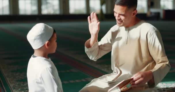 ムスリム モスクの高さ5人 息子と一緒に信仰 宗教のためにクランを勉強する父親 ラマダンと彼の子供にイスラムの成功について教える男 — ストック動画