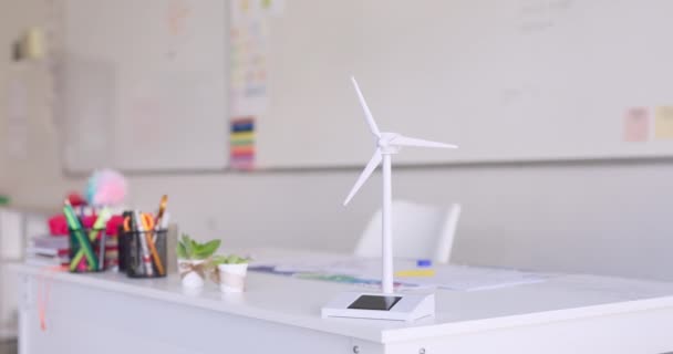 Ανανεώσιμες Πηγές Ενέργειας Ανεμογεννήτριες Και Αίθουσες Διδασκαλίας Στο Σχολείο Καινοτομία — Αρχείο Βίντεο