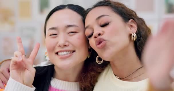 Chicas Amigas Selfie Casa Con Signo Paz Beso Cara Divertida — Vídeo de stock