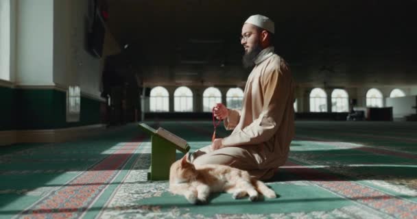 Coran Islamique Homme Croyant Une Mosquée Pour Prière Paix Soin — Video