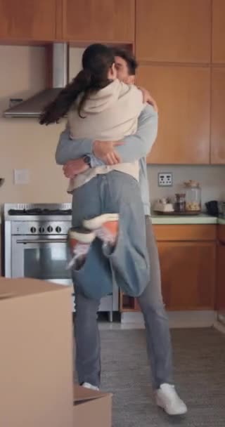 Hipoteka Pocałunek Uścisk Parą Ich Nowym Domu Razem Dla Świętowania — Wideo stockowe