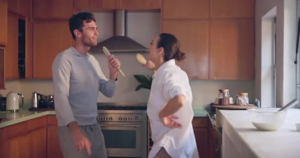 Cantando Feliz Casal Casa Cozinha Ligação Juntos Para Uma Memória — Vídeo de Stock