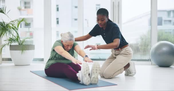 Stará Žena Fyzioterapie Fitness Chiropraktik Strečink Tělo Zdravotní Péčí Klinice — Stock video