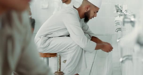 穆斯林 卫生和男人在浴室祷告前洗浴 以获得洁净 并清洁仪式 在清真寺或庙宇举行宗教仪式时与乌杜一起礼拜和信仰的穆斯林 — 图库视频影像