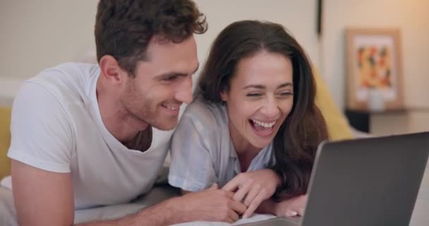 Ευτυχισμένο Ζευγάρι Streaming Και Ταινία Στο Laptop Στο Σπίτι Για — Αρχείο Βίντεο
