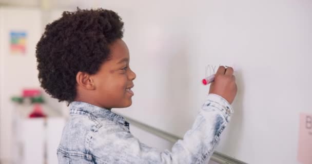 Clase Matemáticas Niño Feliz Bordo Para Educación Aprendizaje Resolución Problemas — Vídeo de stock