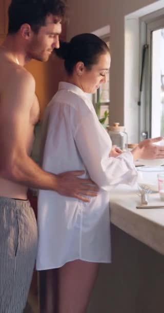 Ψήσιμο Φροντίδα Ευτυχισμένο Ζευγάρι Αγκαλιά Στην Κουζίνα Για Ρομαντισμό Αγάπη — Αρχείο Βίντεο