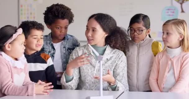 Vetenskap Väderkvarn Och Lärare Med Barn Klassen Lärande Ren Energi — Stockvideo