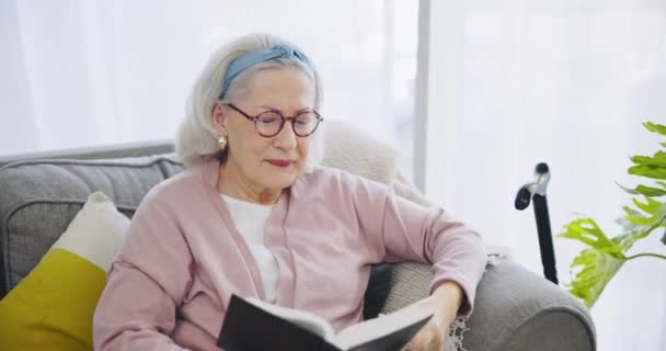Otthon Pihenjen Idős Egy Kanapén Biblia Vallás Útmutatással Lelki Nyugdíjas — Stock videók