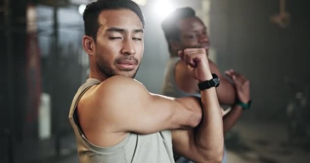Mężczyźni Razem Siłowni Rozciągając Ramiona Mięśnie Budując Silne Ciało Równowagę — Wideo stockowe