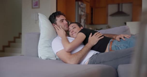 Pareja Abrazar Tumbarse Sofá Para Amor Cuidado Relajarse Junto Con — Vídeos de Stock