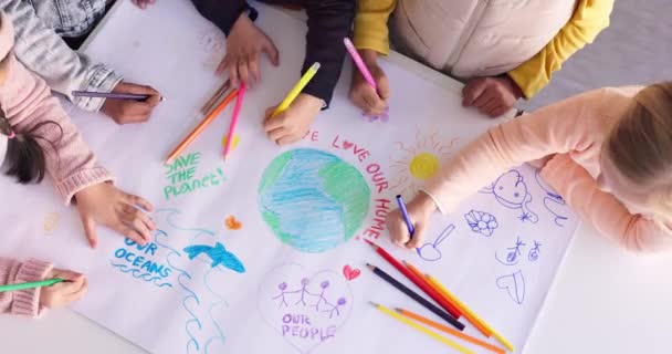 孩子们在教室里 从上面画画和艺术为地球日 生态友好教育和幼儿园 创意招贴画项目 一群学童聚在一起 拯救地球和环境 — 图库视频影像