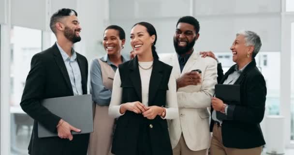 ビジネスマン そしてオフィスの管理 チームワーク 多様性に笑顔 リーダーシップ 労働力の誇りを持つコラボレーション エグゼクティブコンサルタント グループの肖像画 — ストック動画