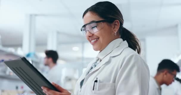 Наука Планшет Жінка Посміхаються Лабораторії Дослідженнями Онлайн Даними Фармацевтичними Дослідженнями — стокове відео