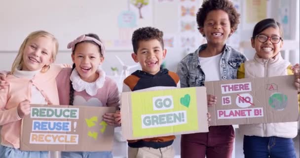 Plakáty Recyklace Šťastné Děti Třídě Podporu Udržitelnosti Den Země Portrét — Stock video