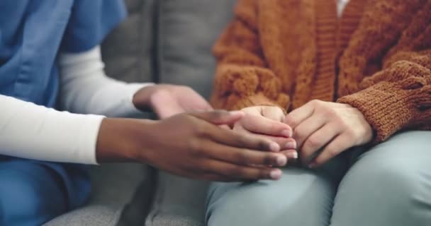 Krankenschwester Frau Und Händchen Haltend Auf Dem Sofa Für Unterstützung — Stockvideo
