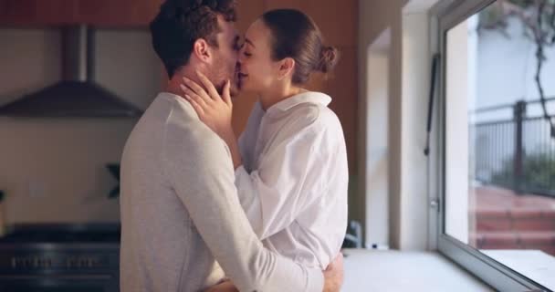Relaxe Manhã Casal Beijo Cozinha Para Romance Cuidado Ligação Juntos — Vídeo de Stock
