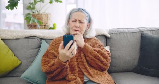 Video Görüşmesi Koltukta Yaşlı Bir Kadın Akıllı Telefon Iletişim Mobil — Stok video