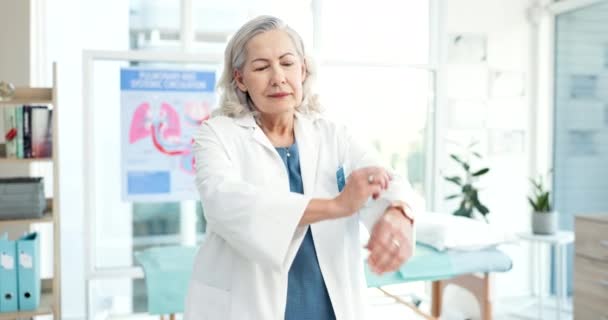 病院のオフィスの上級女性医師の腕 顔を交差させました 医療クリニックで誇りを持って高齢女性医療専門家のハッピー — ストック動画