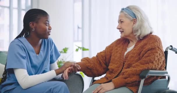 Seniorin Rollstuhlfahrerin Und Krankenschwester Halten Händchen Reden Und Hören Hilfe — Stockvideo