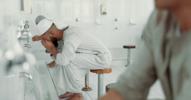 Мусульмани Релігії Чоловіки Миють Перед Молитвою Ванній Кімнаті Чистоту Прибирають — стокове відео