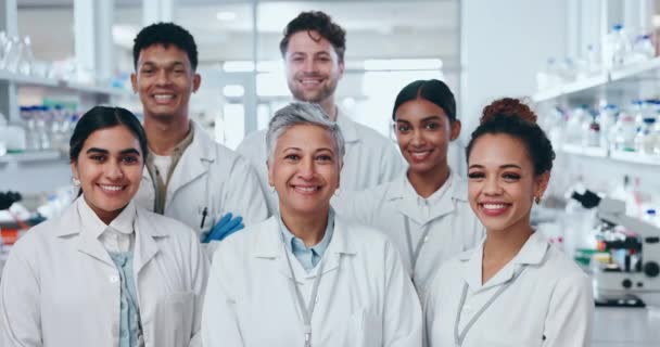 研究室 協力の顔 グループ 幸せな科学者の人々 ポートレイトの笑顔 科学チーム 医療専門医 専門家の労働者 または実験に協力する従業員 — ストック動画