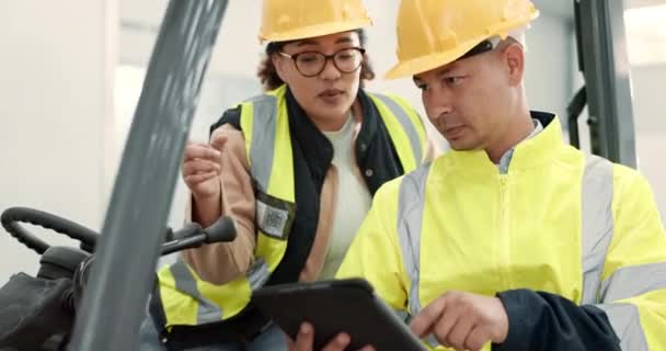 Tablet Együttműködés Egy Építőmunkás Egy Targoncában Beszél Egy Kollégával Projektmenedzsmentről — Stock videók