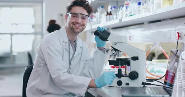 Cara Científico Feliz Hombre Microscopio Laboratorio Investigación Experimento Sonrisa Retrato — Vídeos de Stock