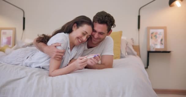 Οικογένεια Κρεβάτι Και Τεστ Εγκυμοσύνης Ένα Ζευγάρι Αγκαλιάζει Για Γιορτάσουν — Αρχείο Βίντεο