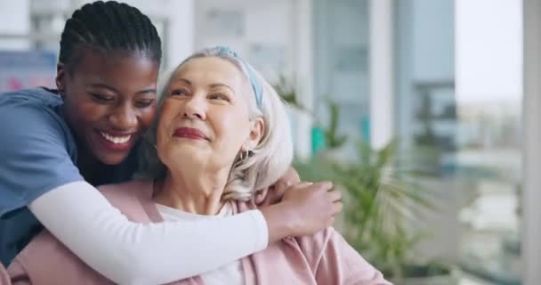 Νοσοκόμα Ηλικιωμένη Γυναίκα Και Αγκαλιά Πορτραίτο Φροντίδα Ηλικιωμένων Και Ευτυχία — Αρχείο Βίντεο