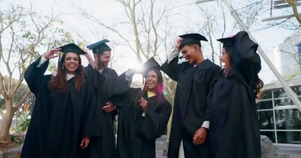 Estudantes Felizes Graduação Chapéus Celebração Realização Realização Juntos Campus Pessoas — Vídeo de Stock