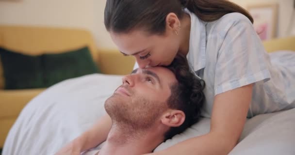Amor Pareja Besar Frente Dormitorio Felices Unidos Romance Tacto Íntimo — Vídeos de Stock