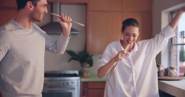 Chanter Sourire Couple Heureux Dans Cuisine Maison Coller Ensemble Pour — Video