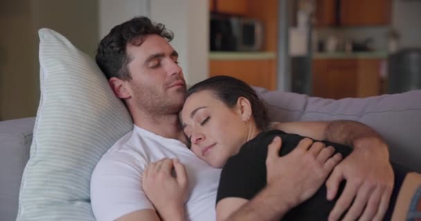 Paar Liefde Slapen Bank Samen Ontspannen Voor Dromen Comfort Ondersteuning — Stockvideo