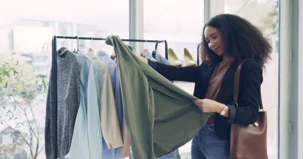 Camisa Compras Escolha Com Mulher Loja Para Boutique Venda Varejo — Vídeo de Stock