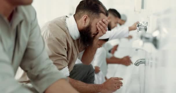 Muslim Ritual Agama Dan Laki Laki Mencuci Sebelum Berdoa Kamar — Stok Video